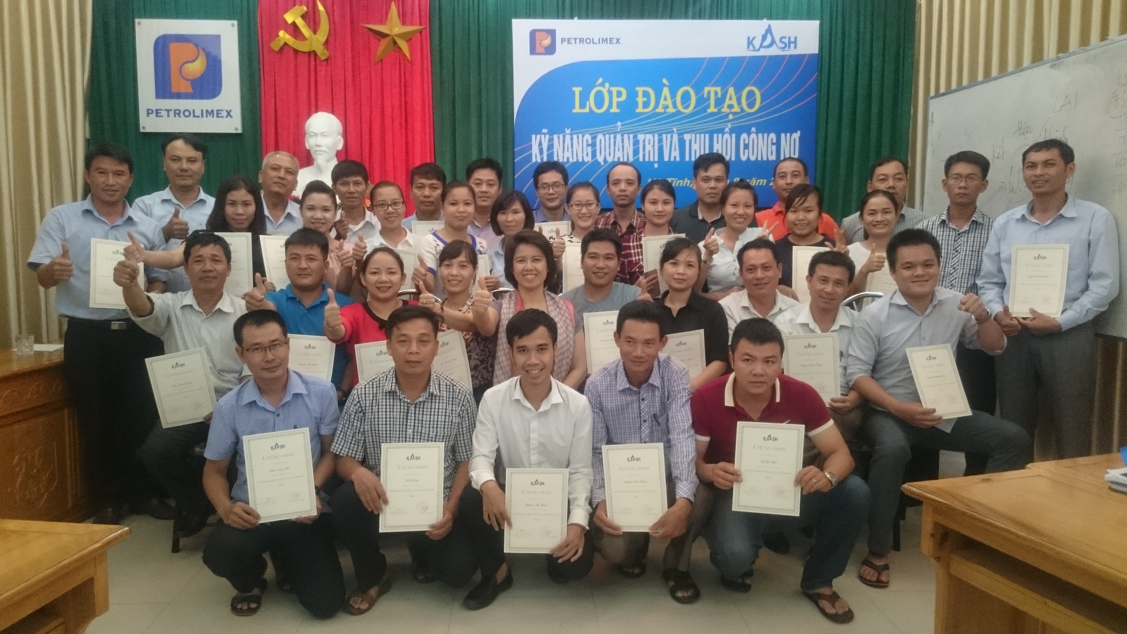 Thạc sỹ Tạ Thị Phước Thạnh - giảng viên khóa học trao chứng nhận cho cấc học viên