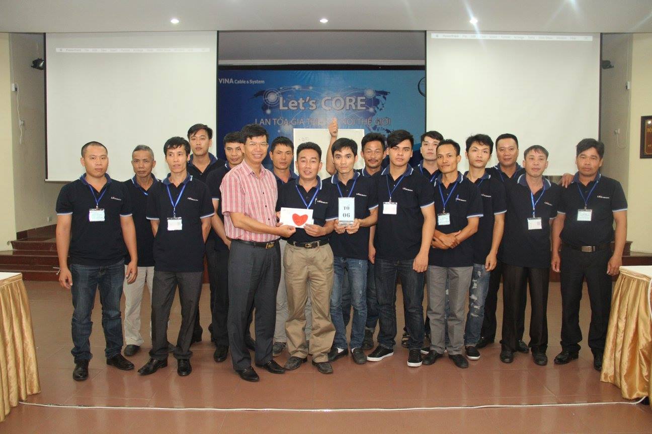 Ông Nghiêm Đức Minh - Phó Tổng giám đốc Công ty CP Cáp điện và Hệ thống LS VINA trao giải thưởng cho đội thắng cuộc