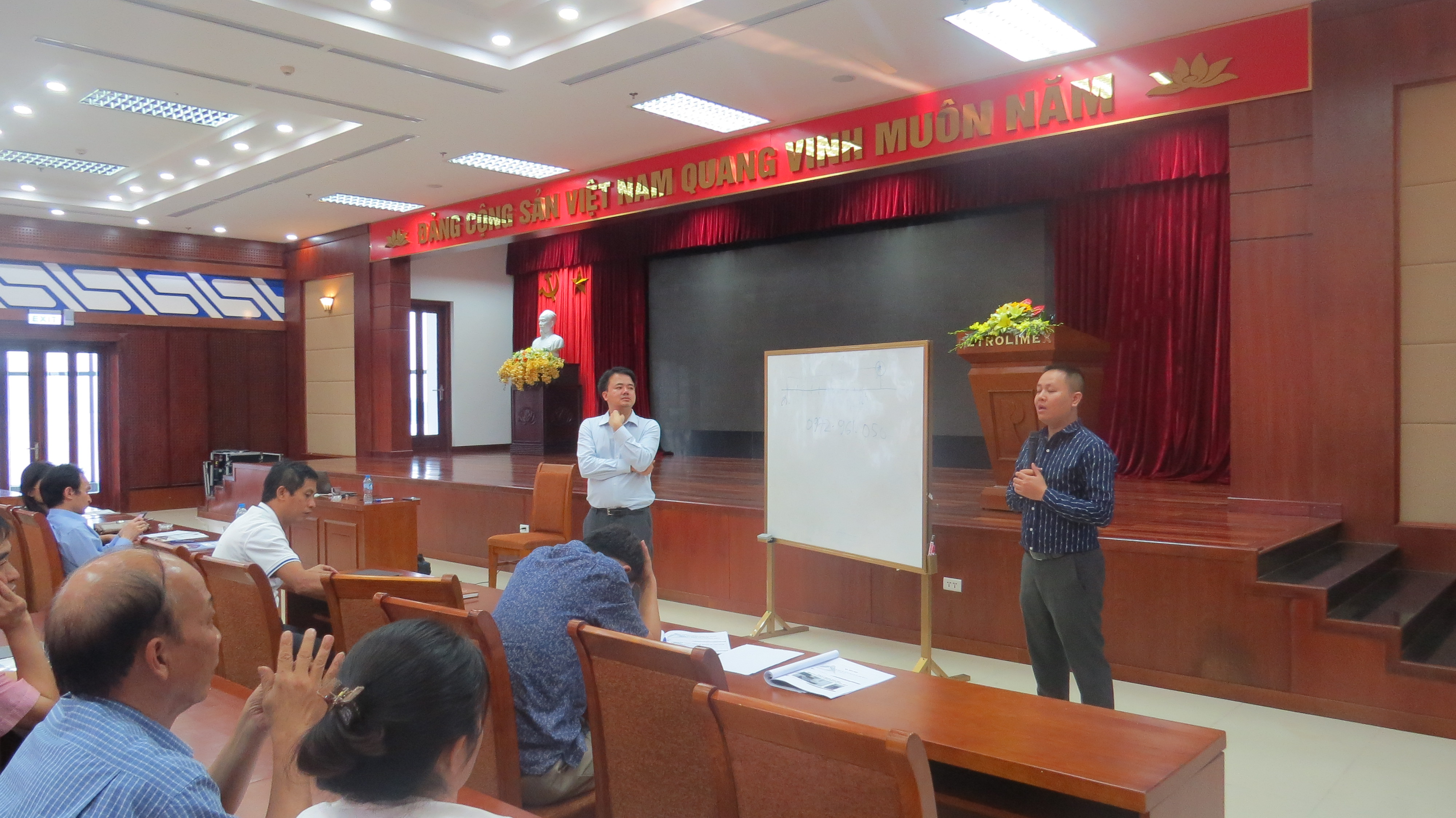Ông Nguyễn Bá Cự - Tổng giám đốc KASH Việt Nam phát biểu khai giảng khóa học