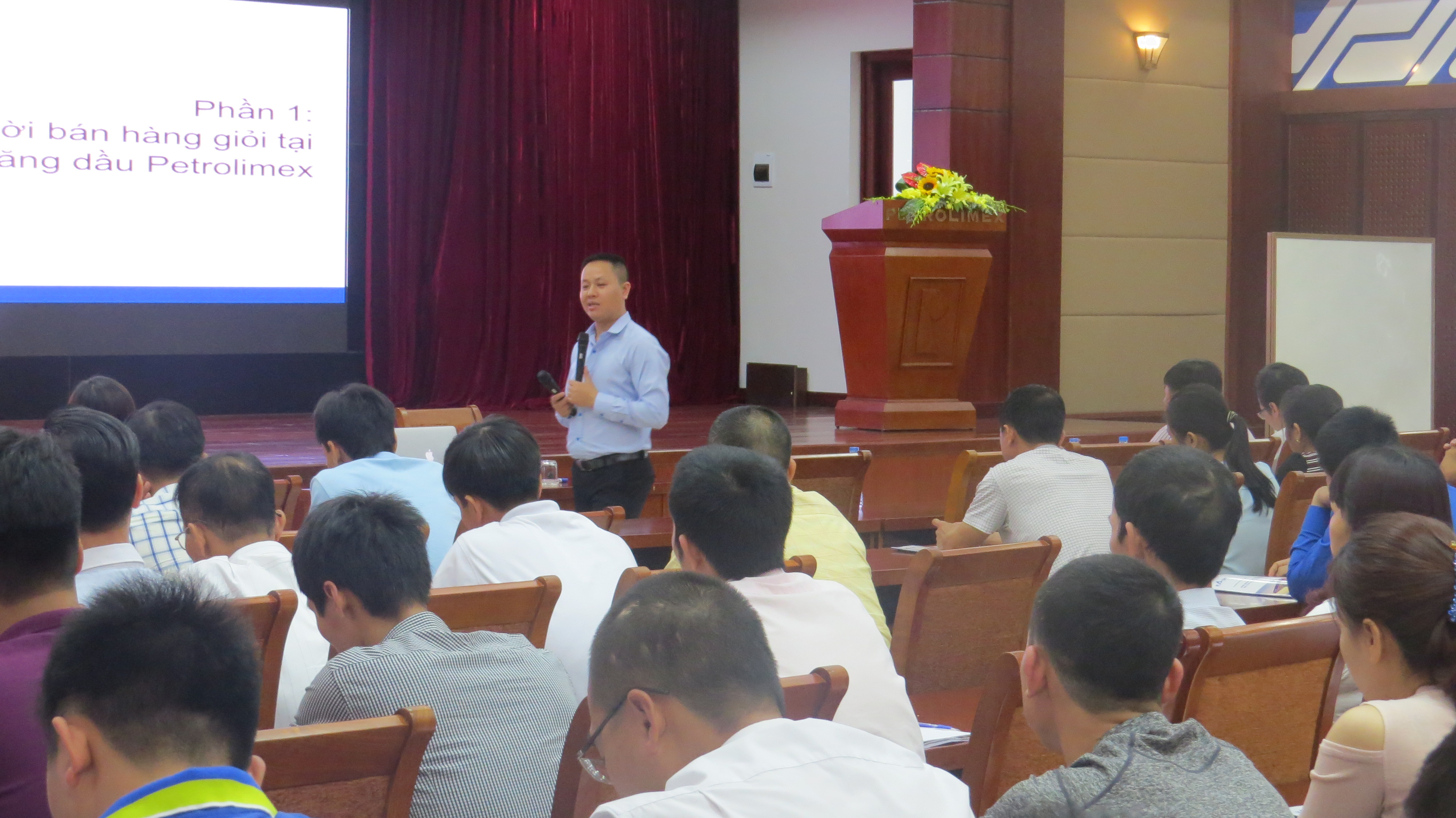 Ông Nguyễn Bá Cự - giảng viên chính khóa học "Văn minh thương mại và Phương thức 5S trong Cửa hàng xăng dầu Petrolimex"