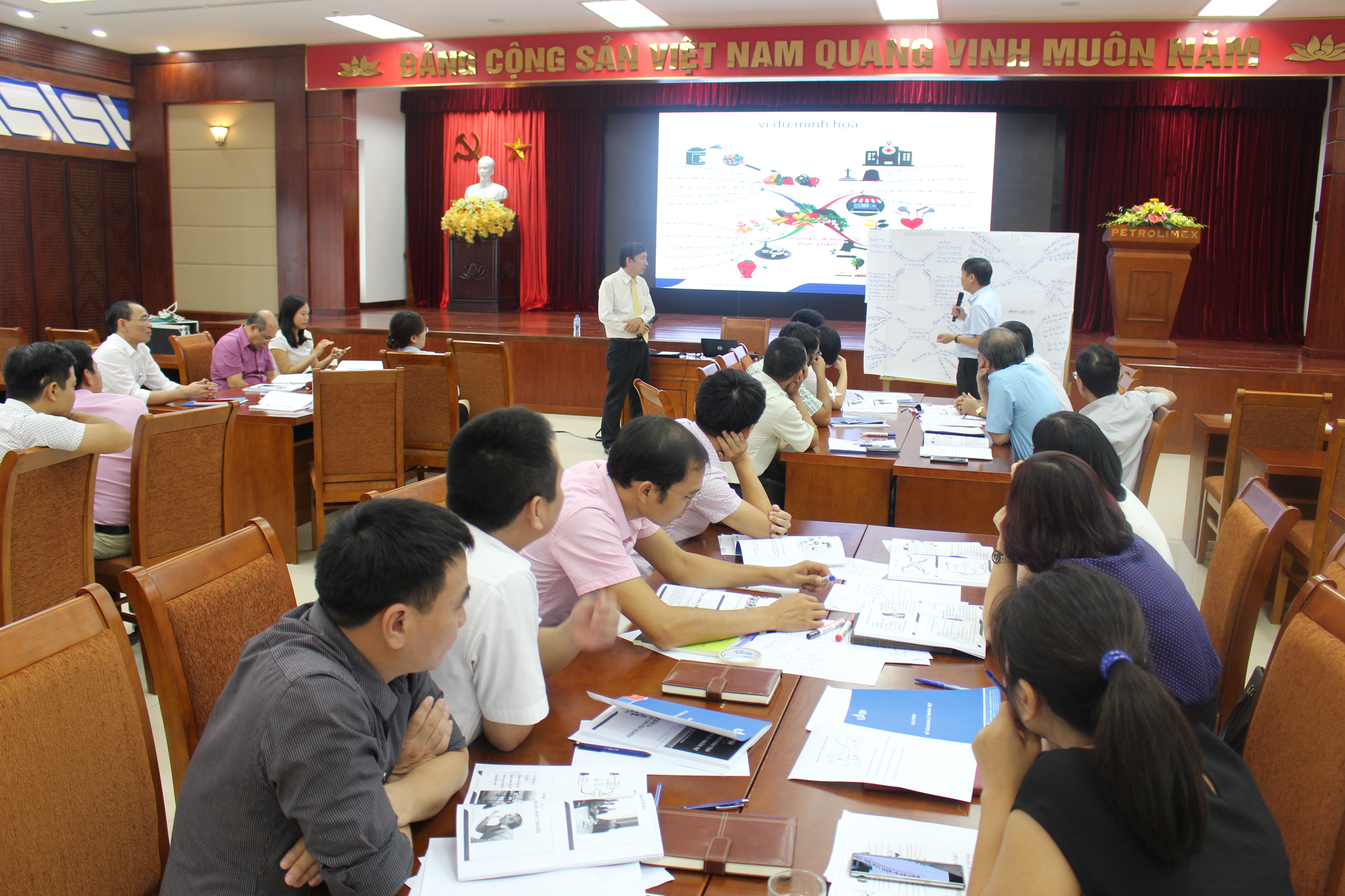 Lớp học diễn ra vui vẻ và sôi nổi