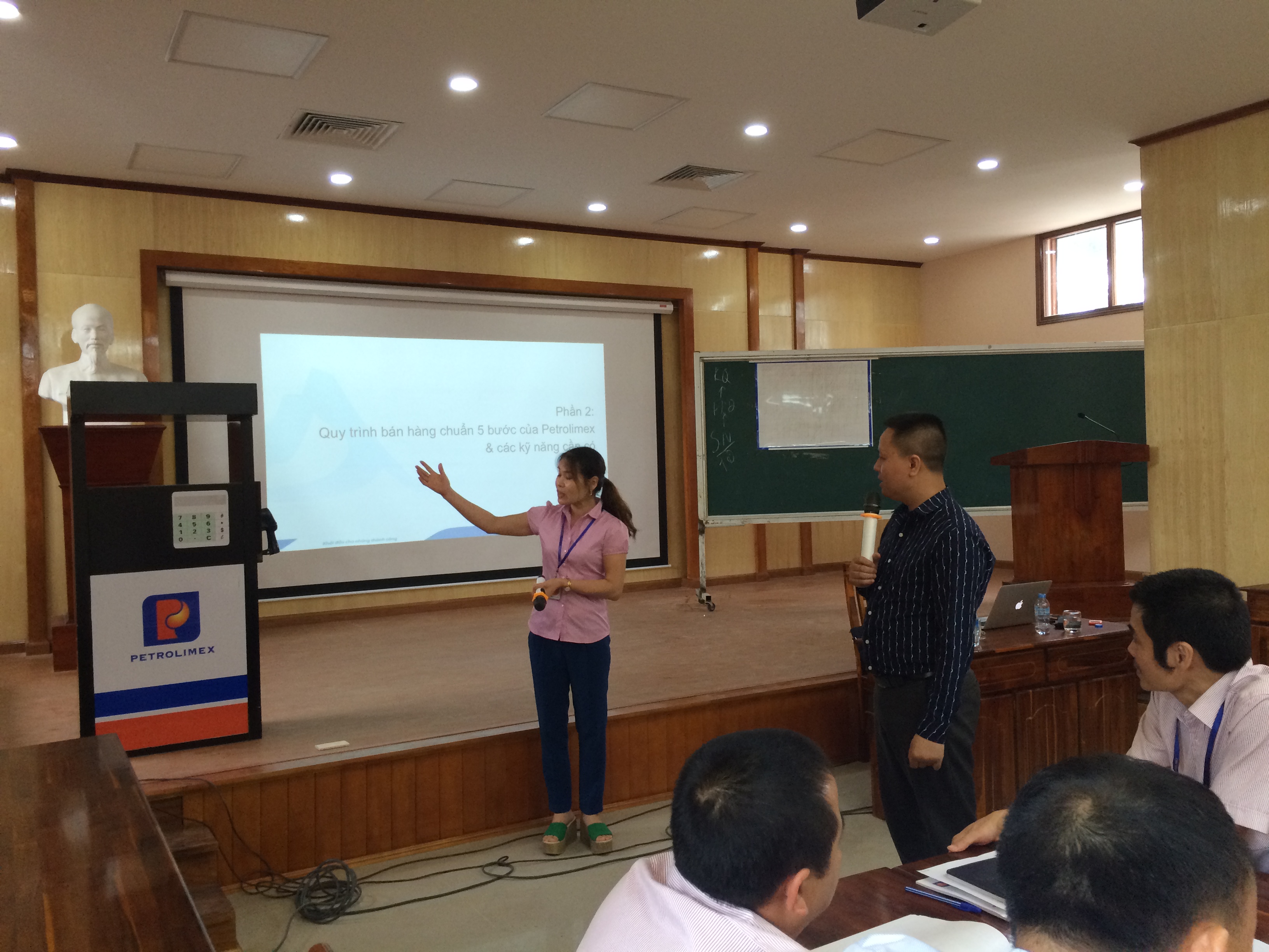 Học viên thực hành quy trình bán hàng 5 bước với mô hình cây xăng